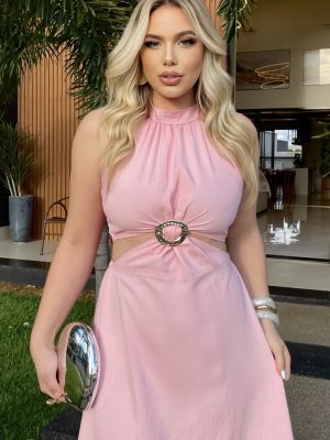 vestido gola alta fivela